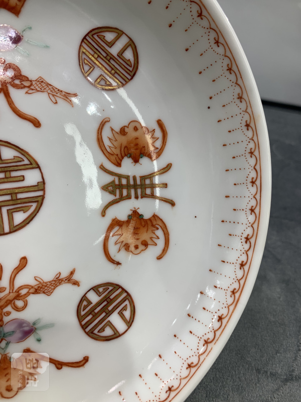 民国矾红描金粉彩福寿余庆纹盘 - 图6